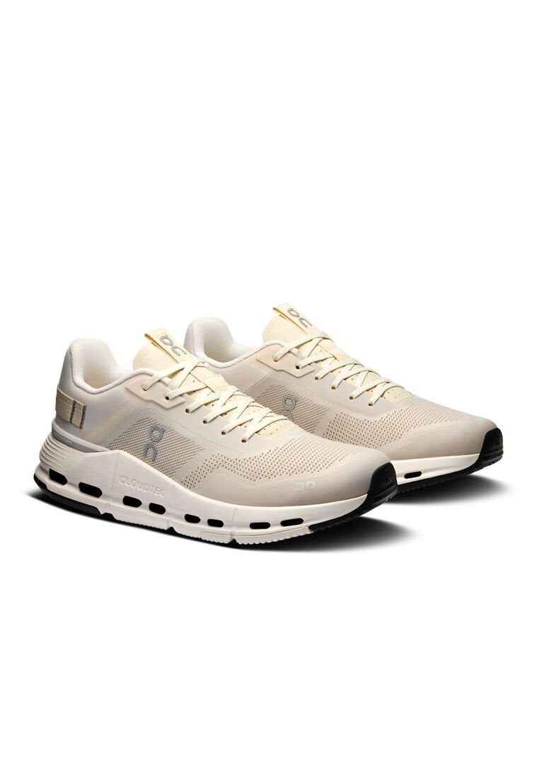 ON أحذية الجري للنساء Cloudnova Form 2 TT - كريمي / عاجي - Image 1